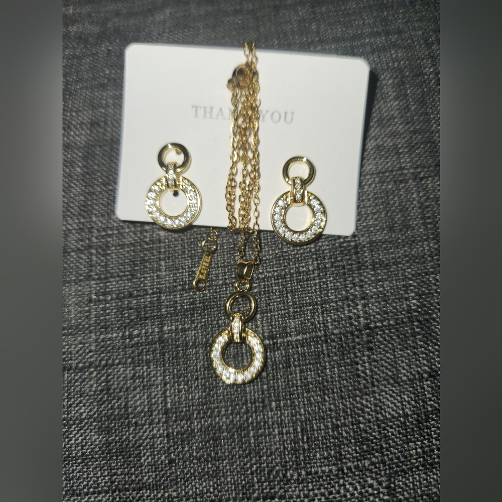 ✨ NWT Gold Interlocking Circle Pavé Necklace & Earring Set 18" chain